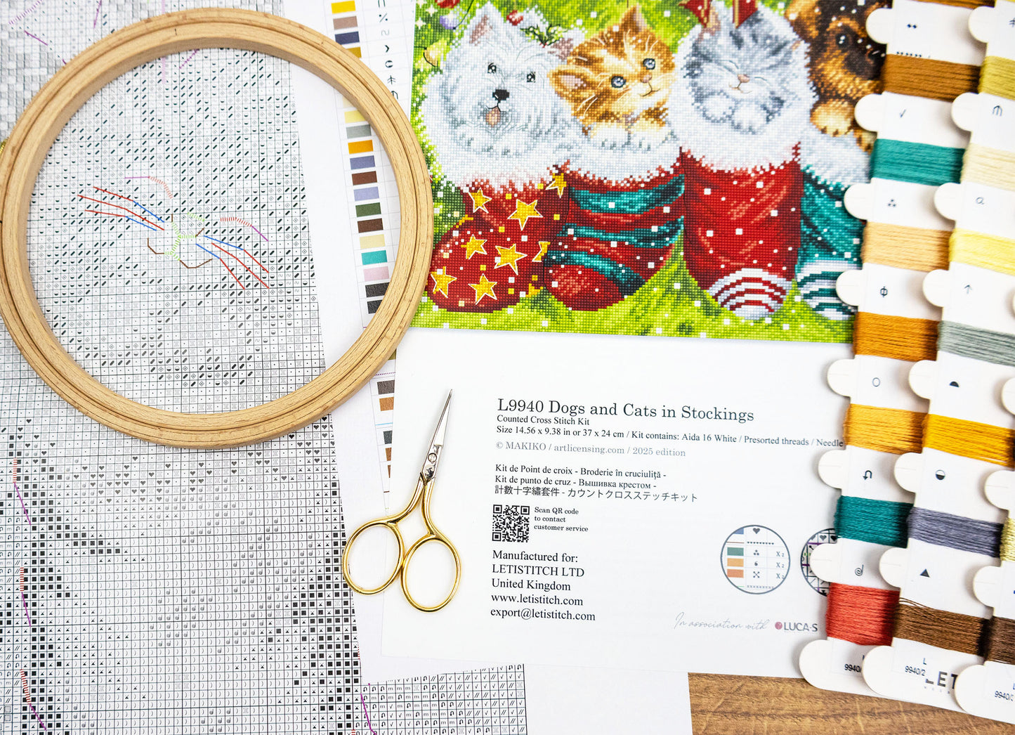 L9940 Dogs and Cats in Stockings