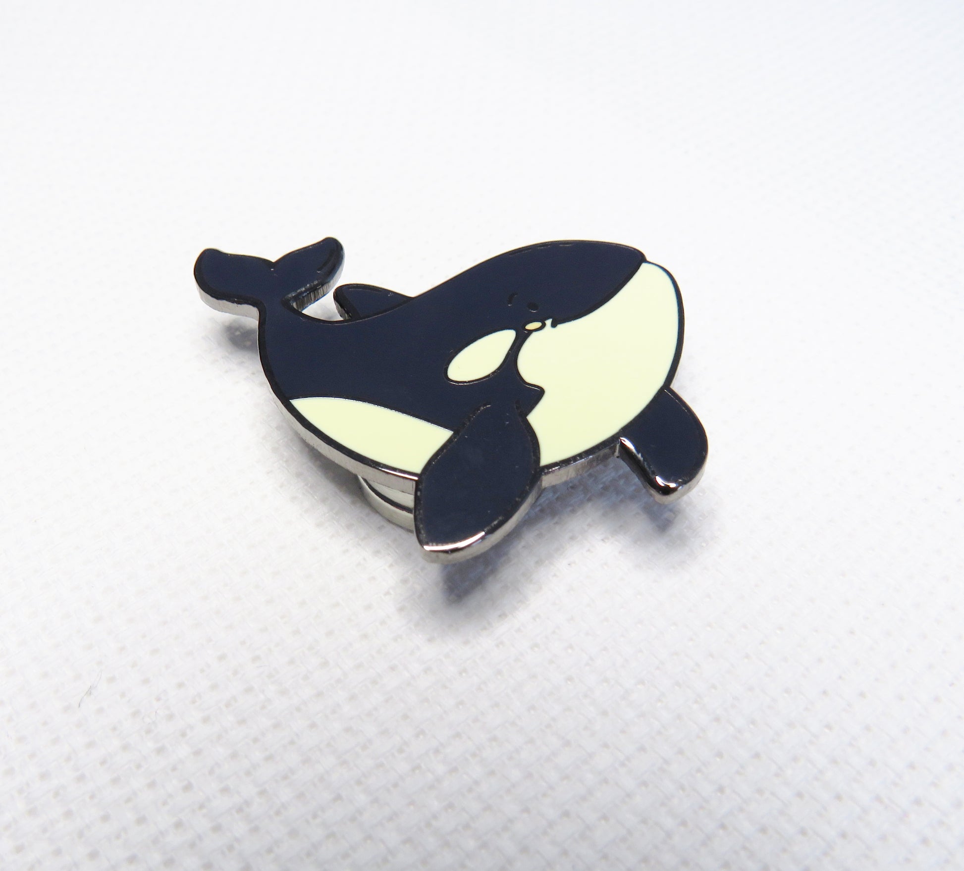 Orca whale-shaped needleminder on a white background